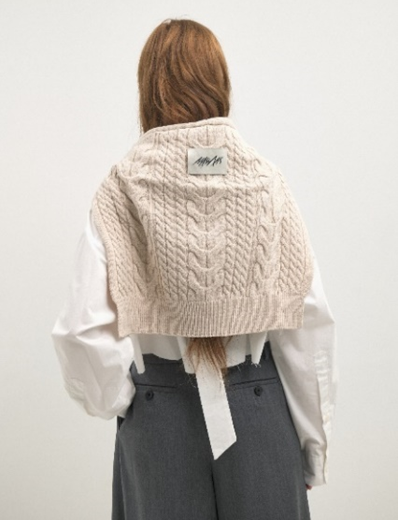 Label twisted knit shoulder shawl
