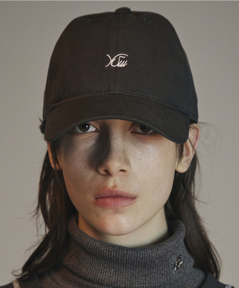 EMBROIDED BLACK CAP 